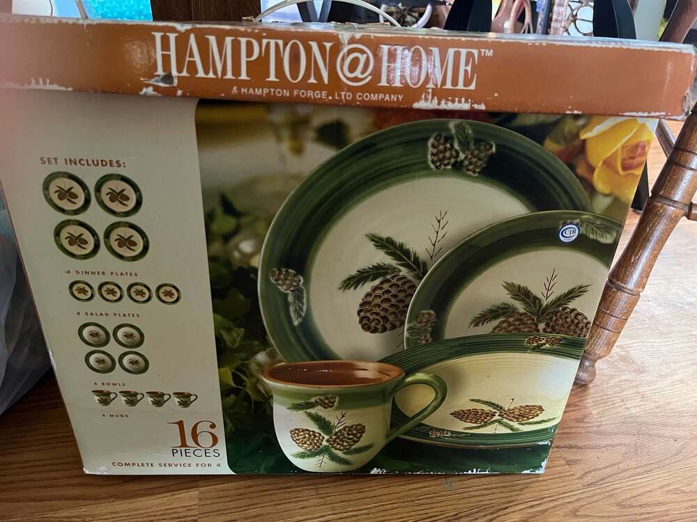 Christmas Dinnerware Set Pine Cone Hampton Forge Green Bands 16 Piece